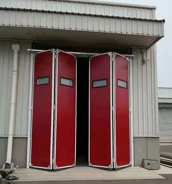 西乡工业折叠门在大型装配车间出入口的应用实例 西乡工业折叠门在大型装配车间出入口的应用实例